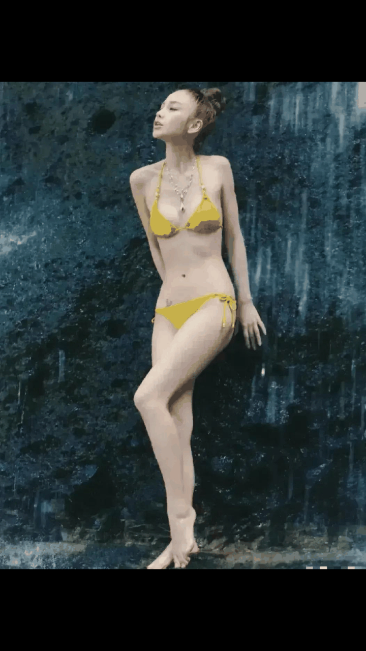 #gif创作人# angelababy杨颖刚出道时候内衣秀,有种不寒而栗的感觉 [