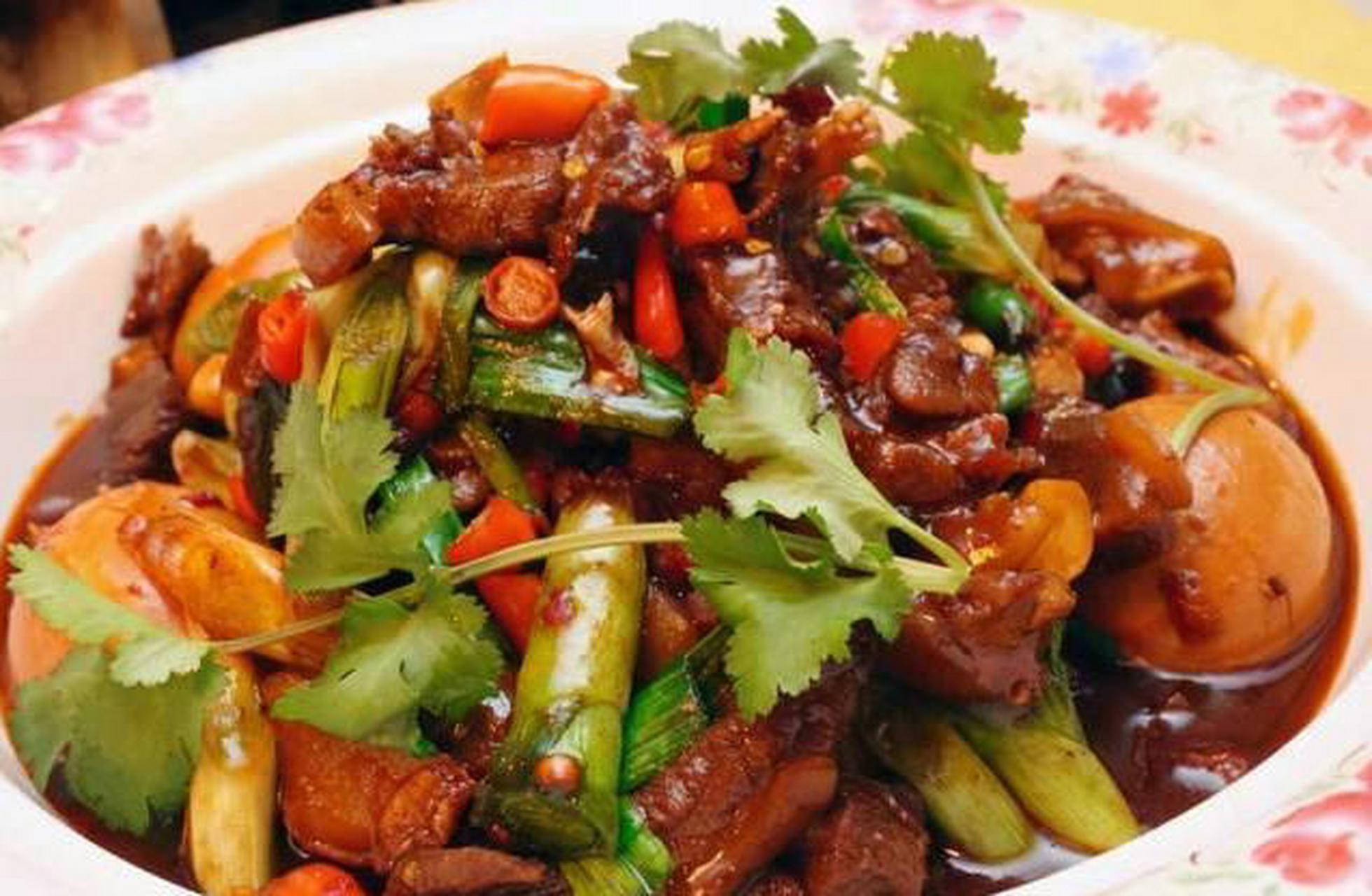 江西有道名菜叫"全副銮驾",此菜选用江西吉安本地鸡,去毛掏尽内脏后
