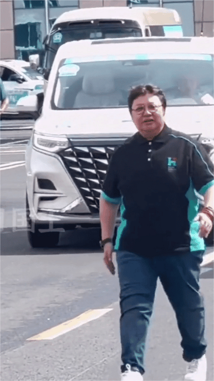 韩红慈善行:真情敬礼,感动无数网友 #韩红#韩红# #韩红结束义诊众人列