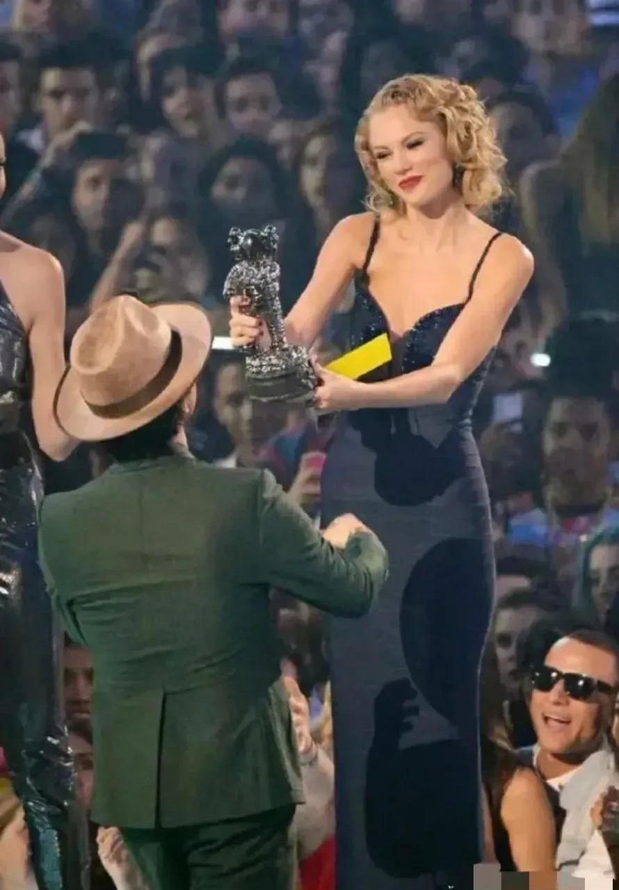 领动计划# 霉霉和火星哥这身高差也太夸张了吧? 到底是谁谎报身 ??