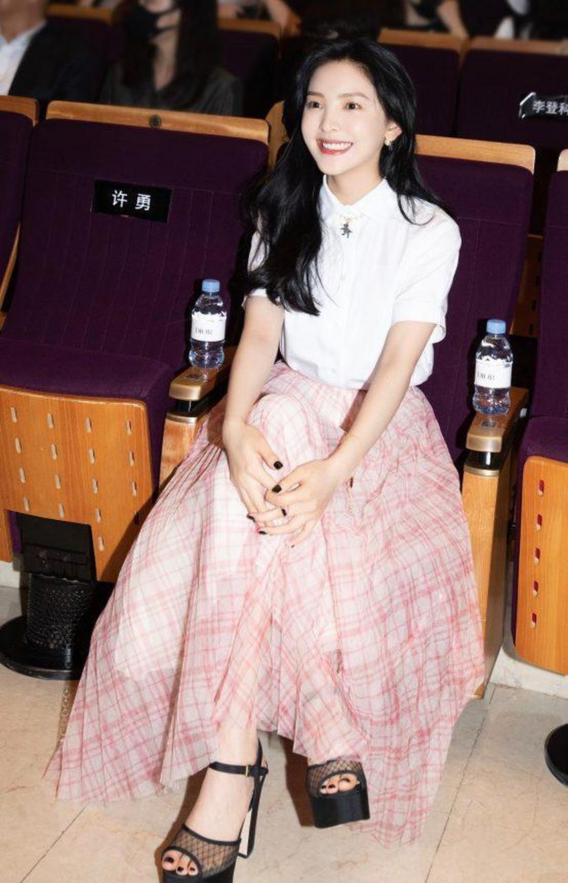 灵动少女章若楠脚穿性感防水台凉高跟美拍