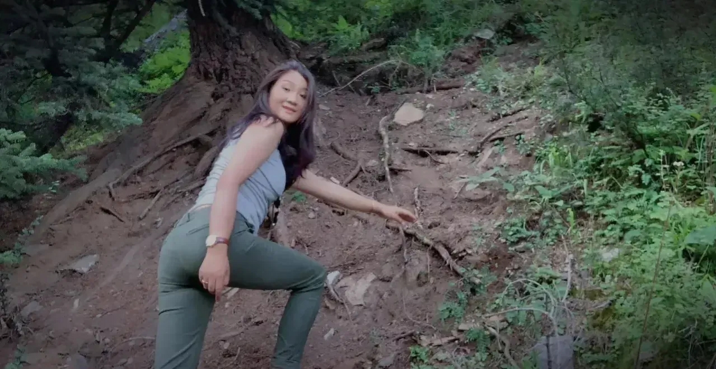 歌手降央卓玛素颜出镜户外爬山!天生丽质,清新淡雅,做最真实的自己!