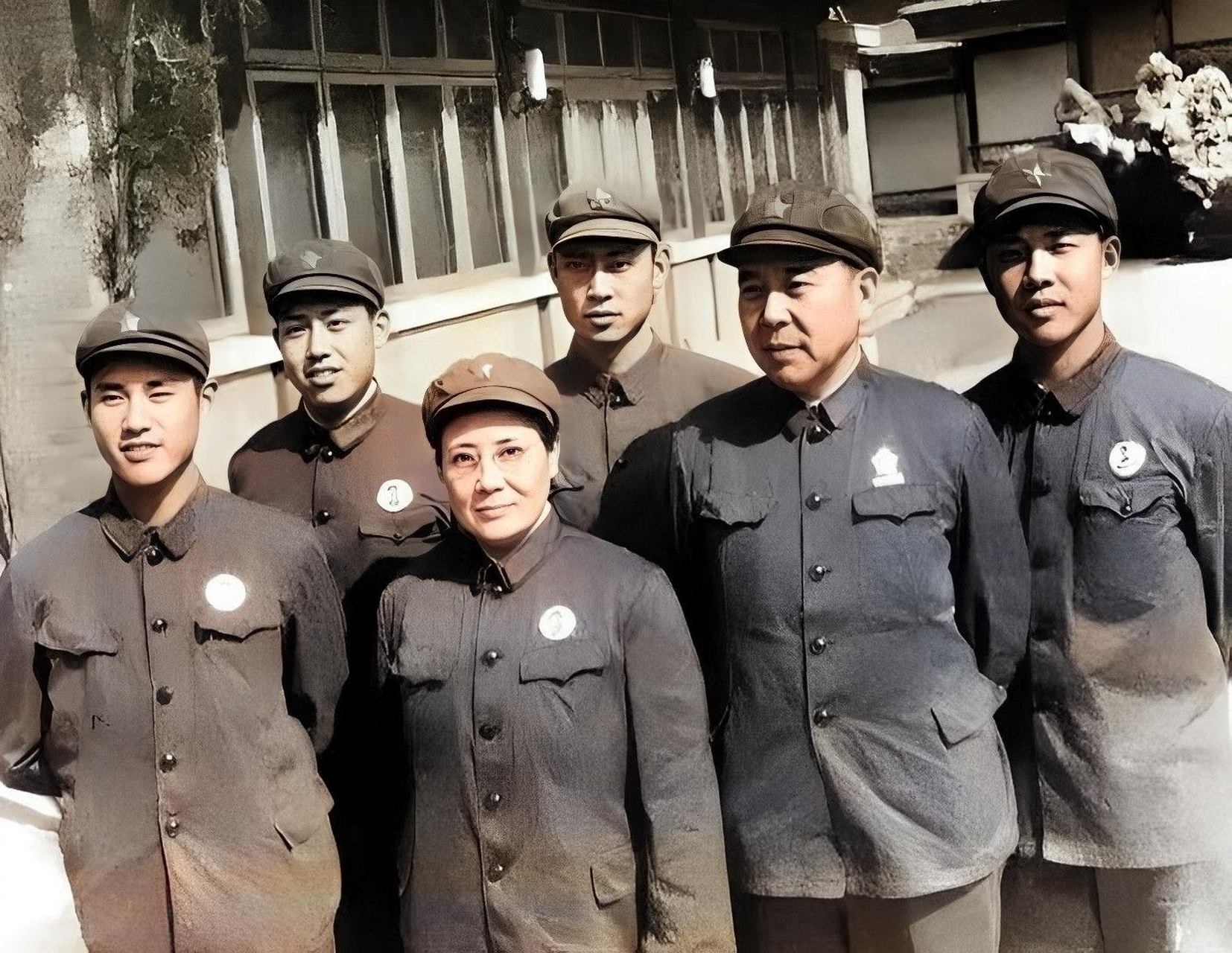 20世纪60年代,黄永胜的老将军与他的妻子和儿子合影.一家人都很幸福.