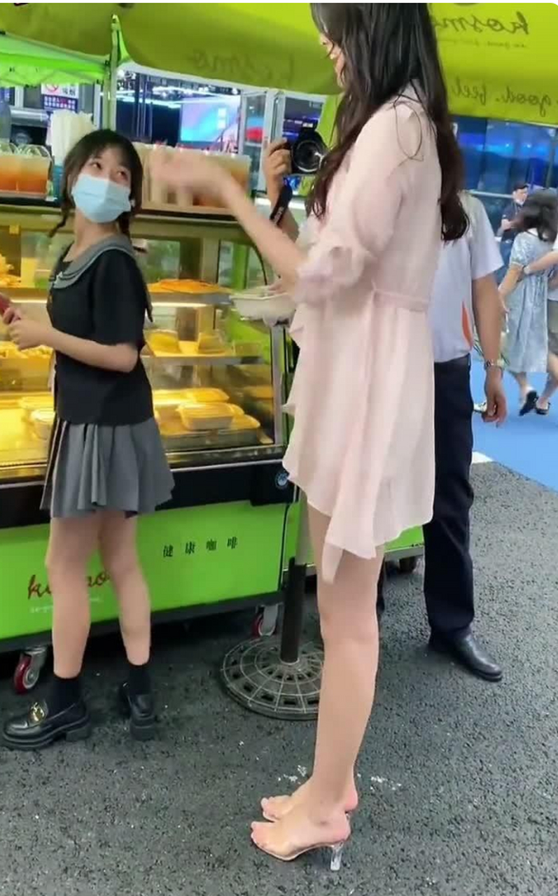 这女孩的身高大概有接近两米吧 [大笑]大家觉得呢