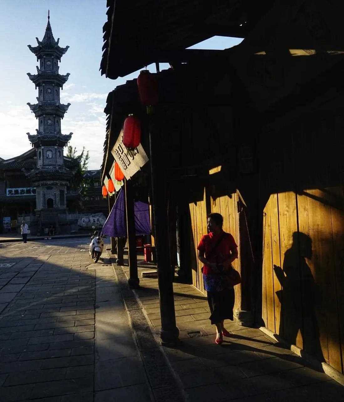 【古镇过客】人说,背上行囊,就是过客;放下包袱,就找到了故乡.