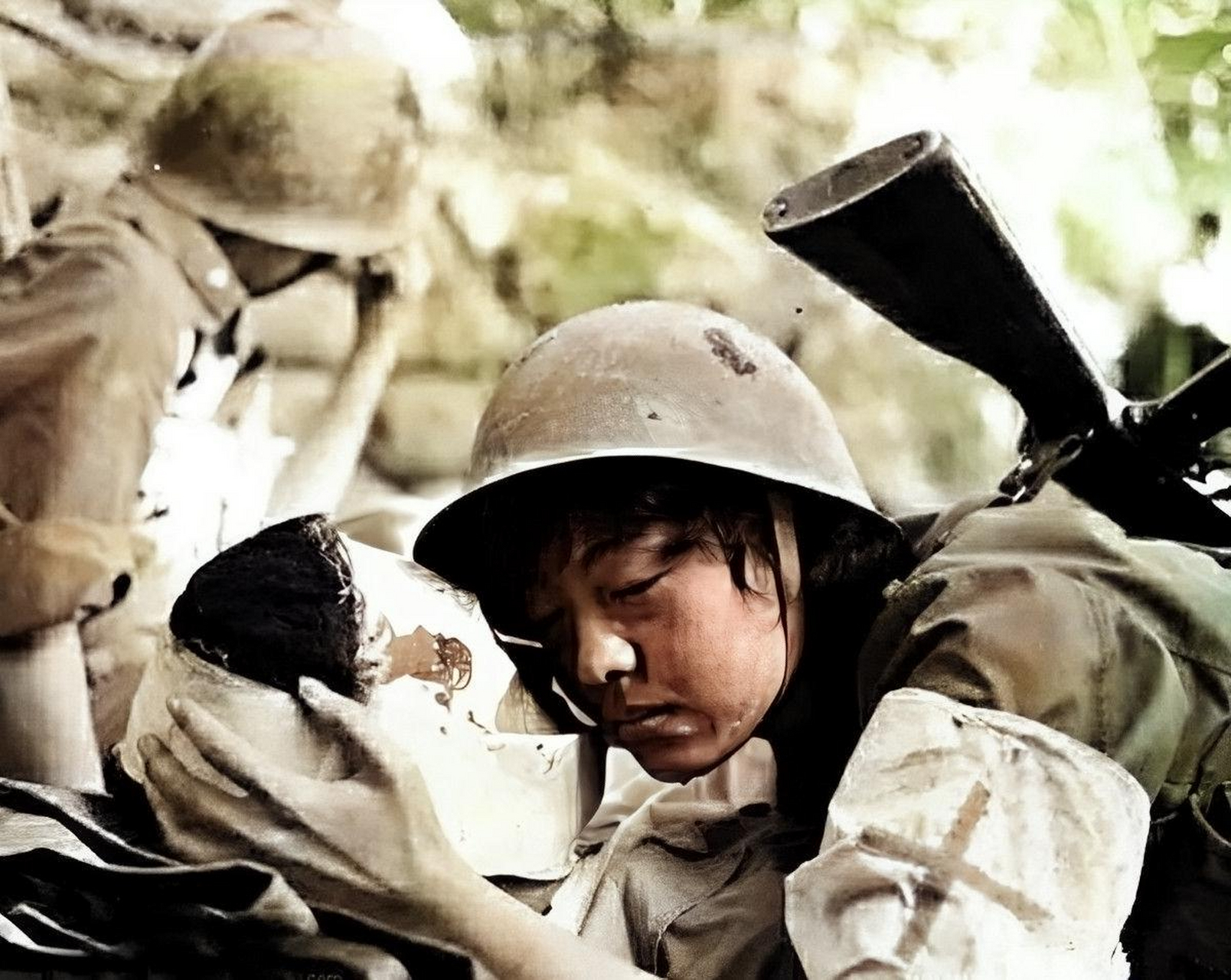 1986年的老山战场上,以《死吻》为题拍摄的照片极其令人心碎和感动.