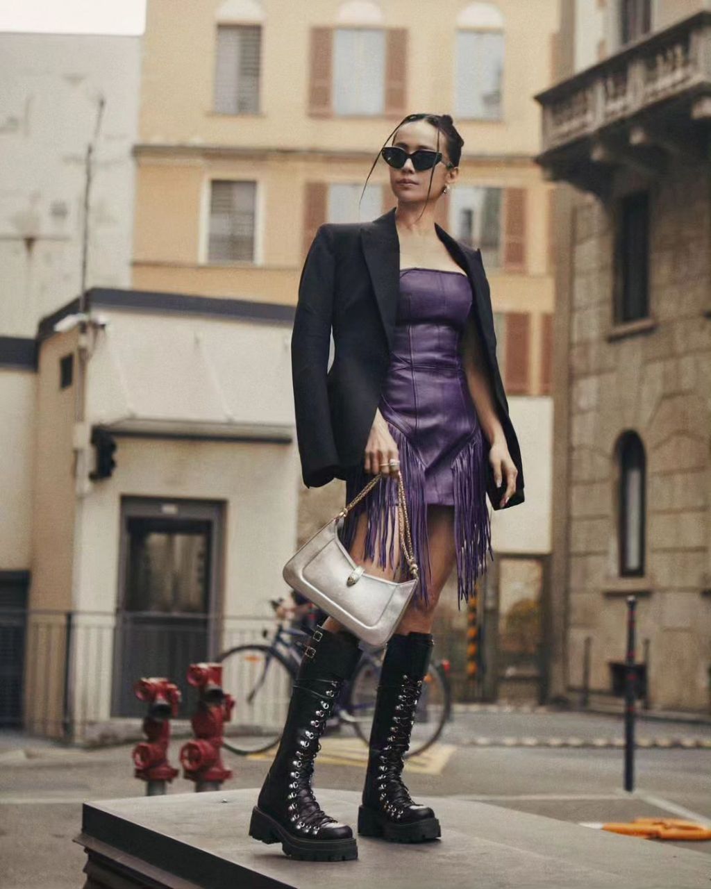 乐坛天后蔡依林漫步街头演绎versace 2023春夏系列紫色流苏皮裙和