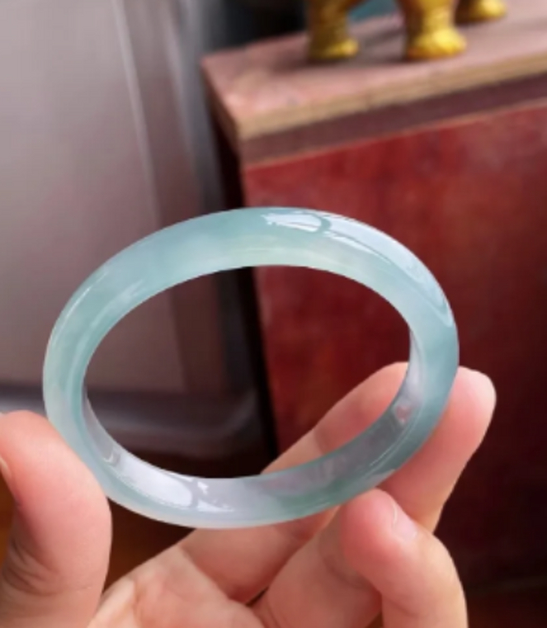 点击头像看直播##翡翠# 冰蓝手镯自带意境,宛如冰山,带底色的手镯