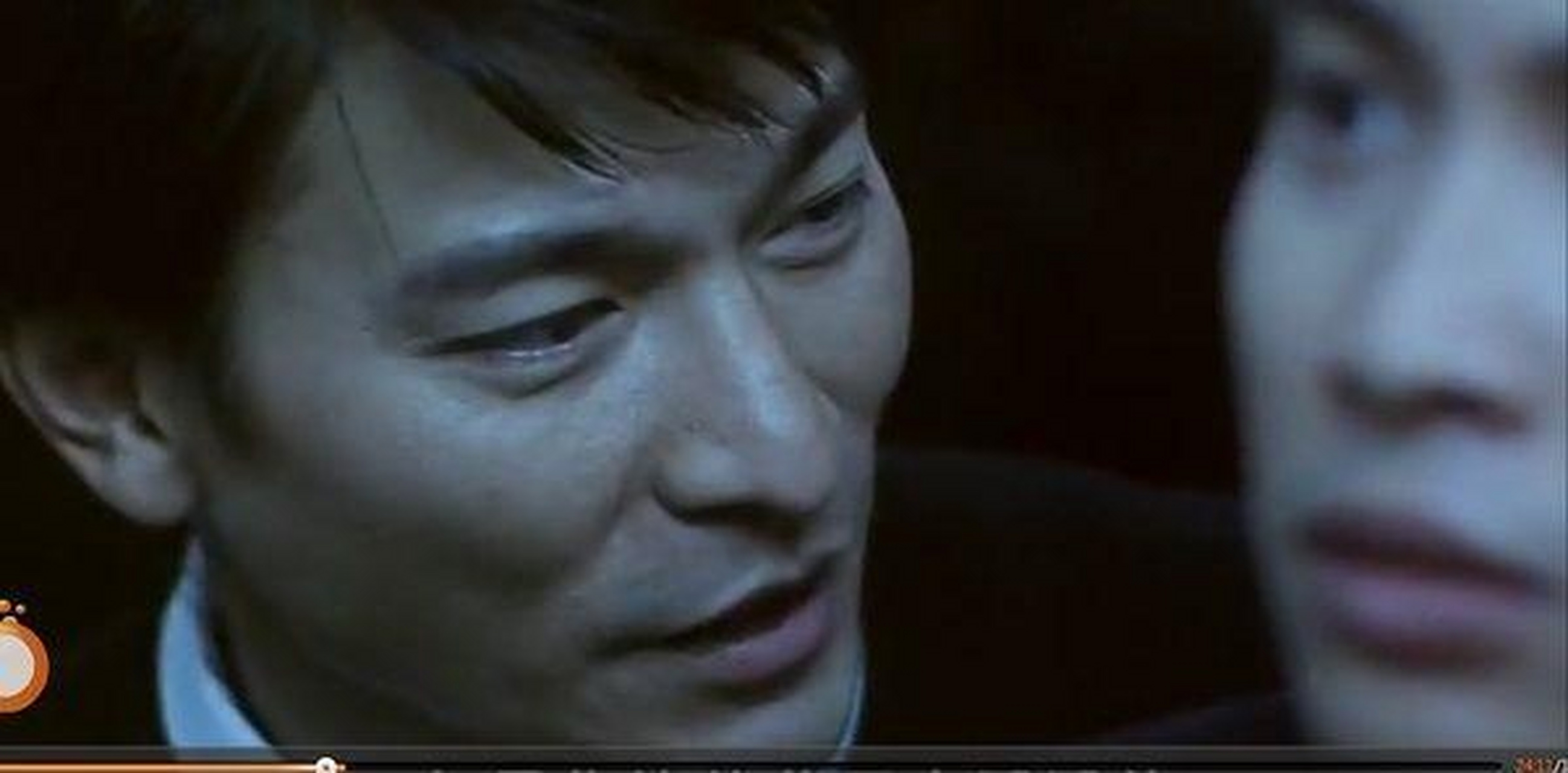 在《暗战》中,刘德华有两处亮眼的地方,一个是他"男扮女装,另一个是
