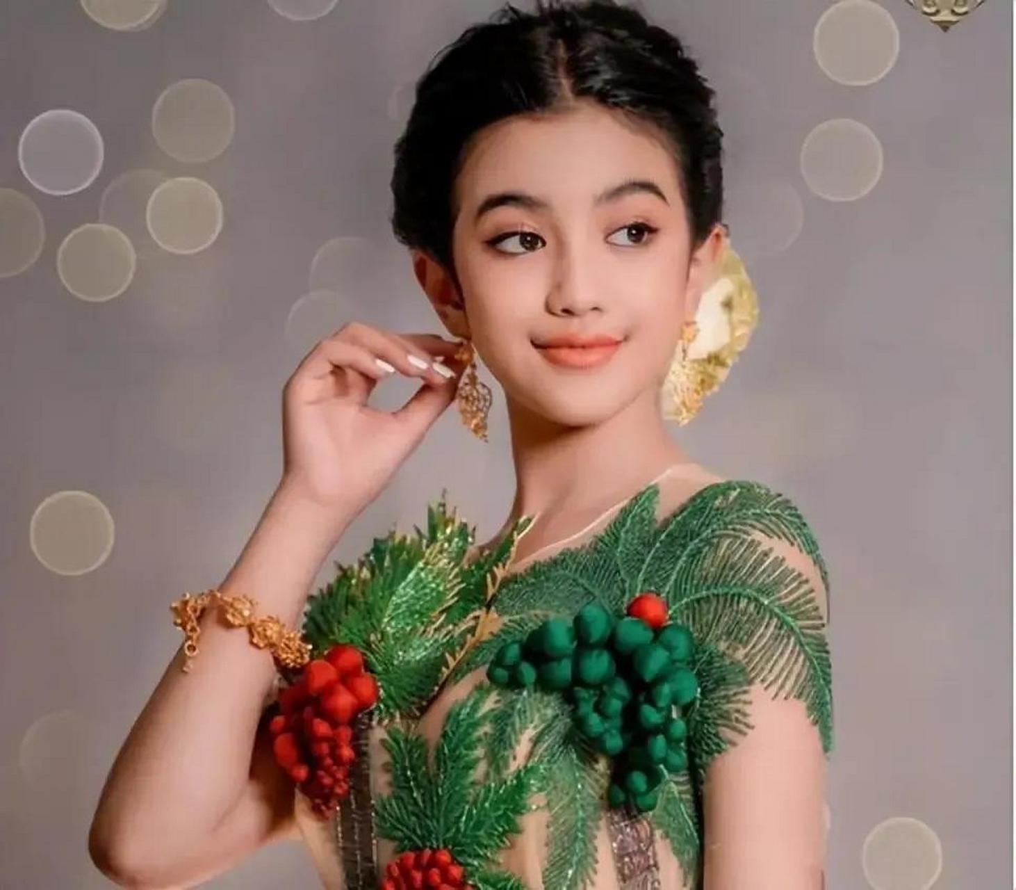 嫁给中国小伙的柬埔寨公主德丝,曾在湖南湘潭大学留学,长得纯美可爱