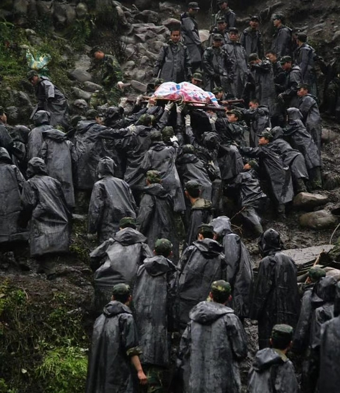 2008年,汶川大地震中2008年,汶川大地震中的解放军149师官兵!
