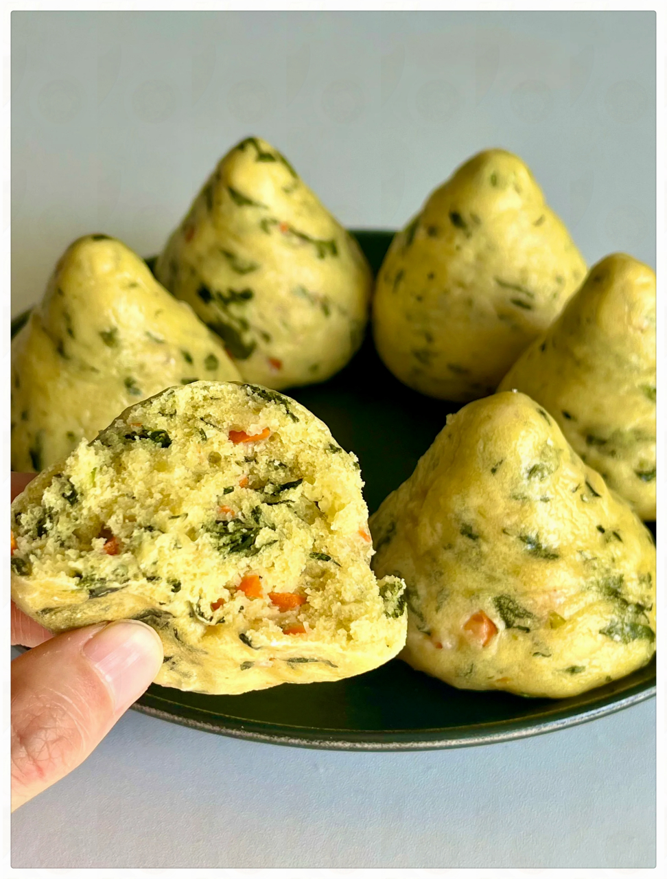 面菠菜窝窝  尝一口,仅150大卡,暄软香甜的菠菜户胡萝卜玉米面窝窝