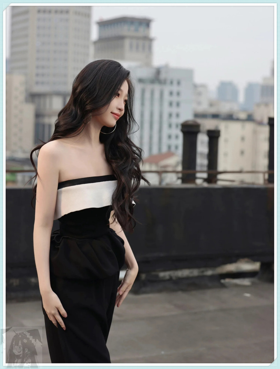 【虞书欣惊艳亮相,黑白抹胸造型尽显性感魅力!