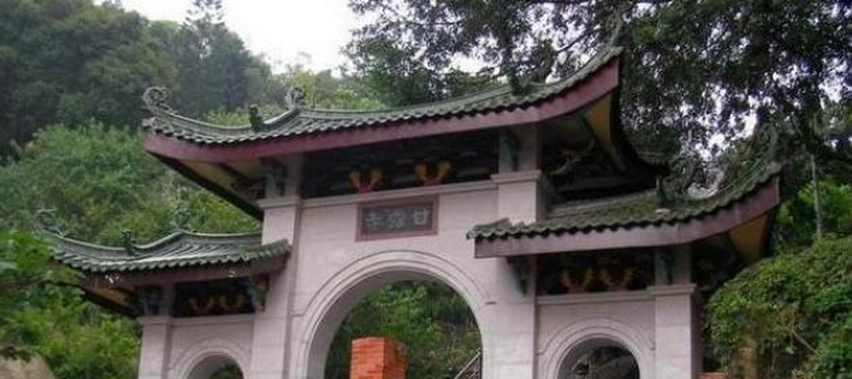 地处于广东潮州的这座寺庙,它的名字叫做甘露寺,事实上,不管是从寺庙