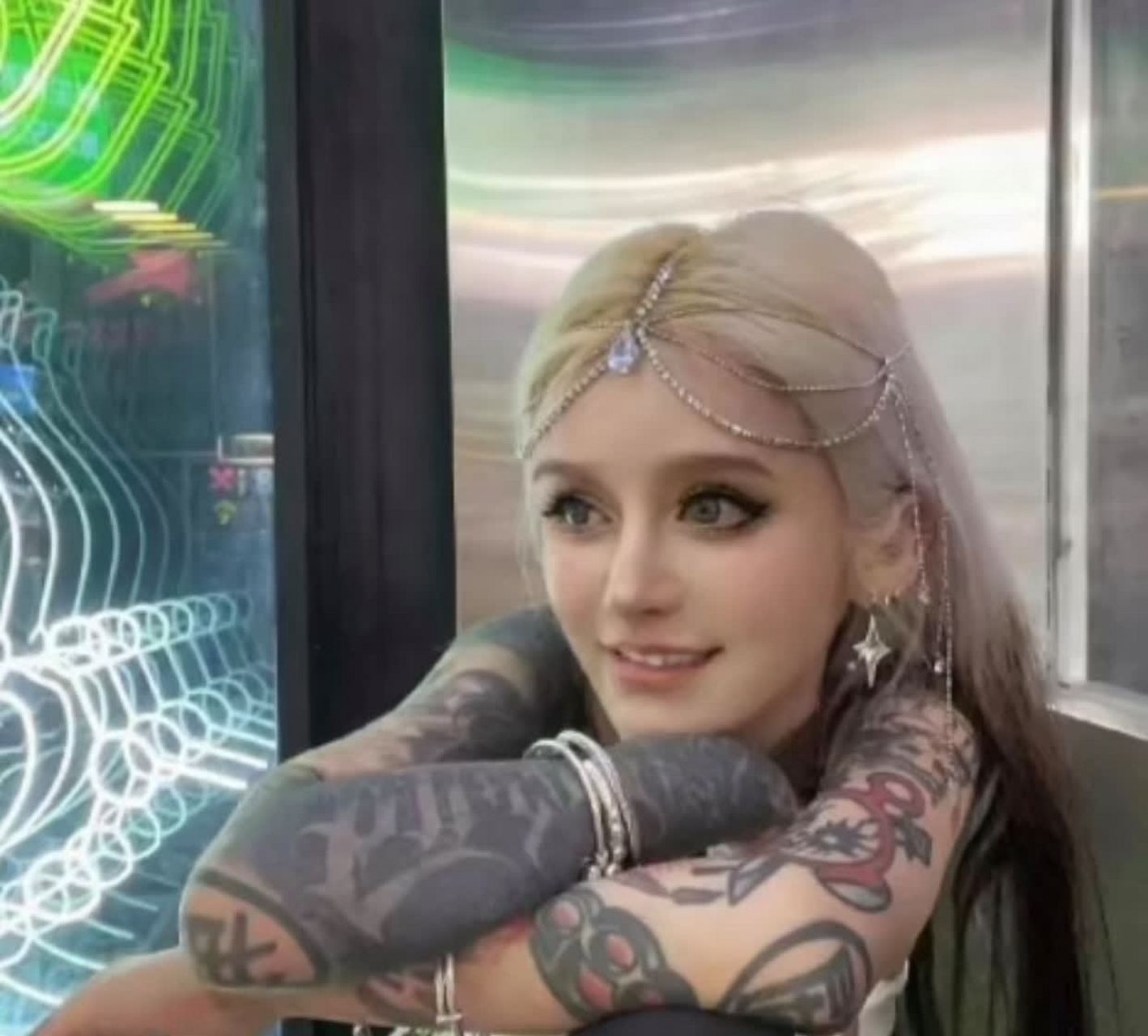 精致的脸上布满了纹身[捂脸][大笑]