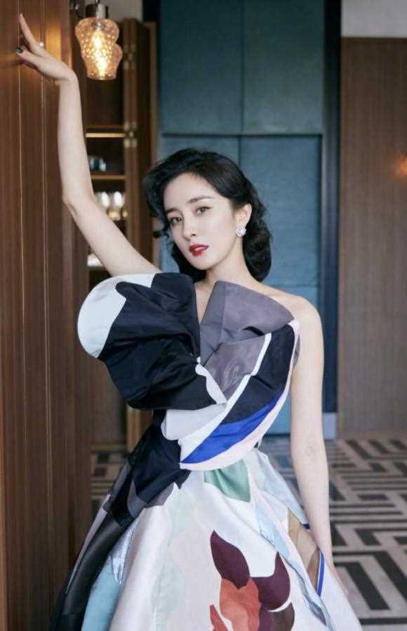 芭莎慈善夜杨幂,可真是个诱人的"小妖精"!
