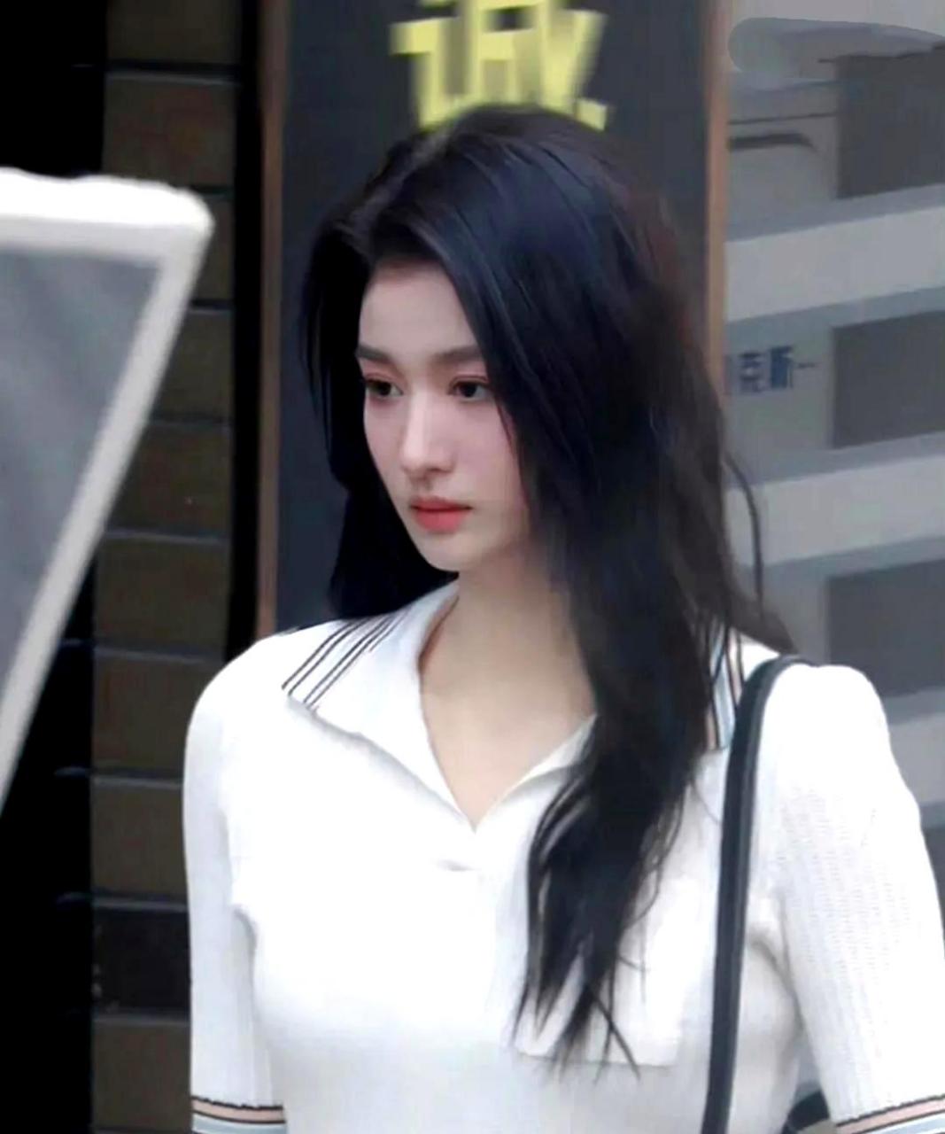 王楚然是一位辨识度较高的新生代女演员,尽管身高只有一米六多,但希望