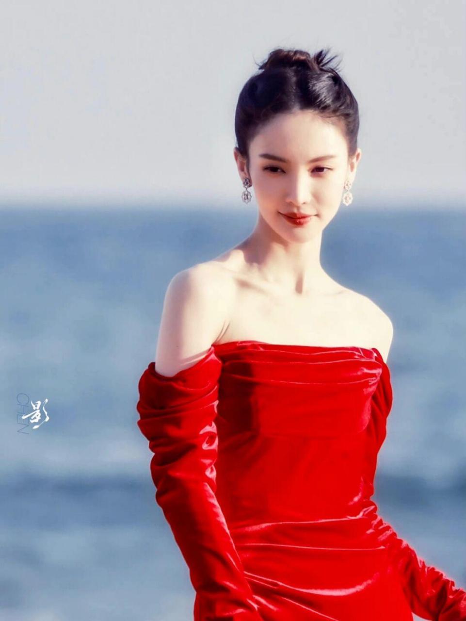 金晨的气质真的太绝了,穿着红色的丝绒一字肩礼服,华丽精致,高贵时髦