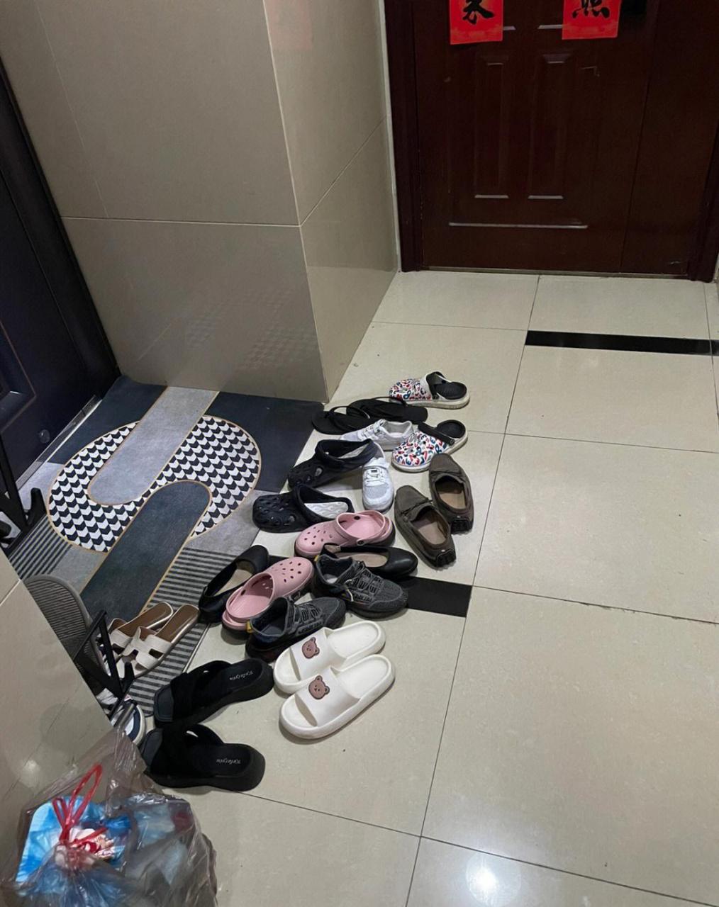 摊上这样的邻居真是倒霉 新来的邻居天天把鞋子乱扔在门口,前两张是我