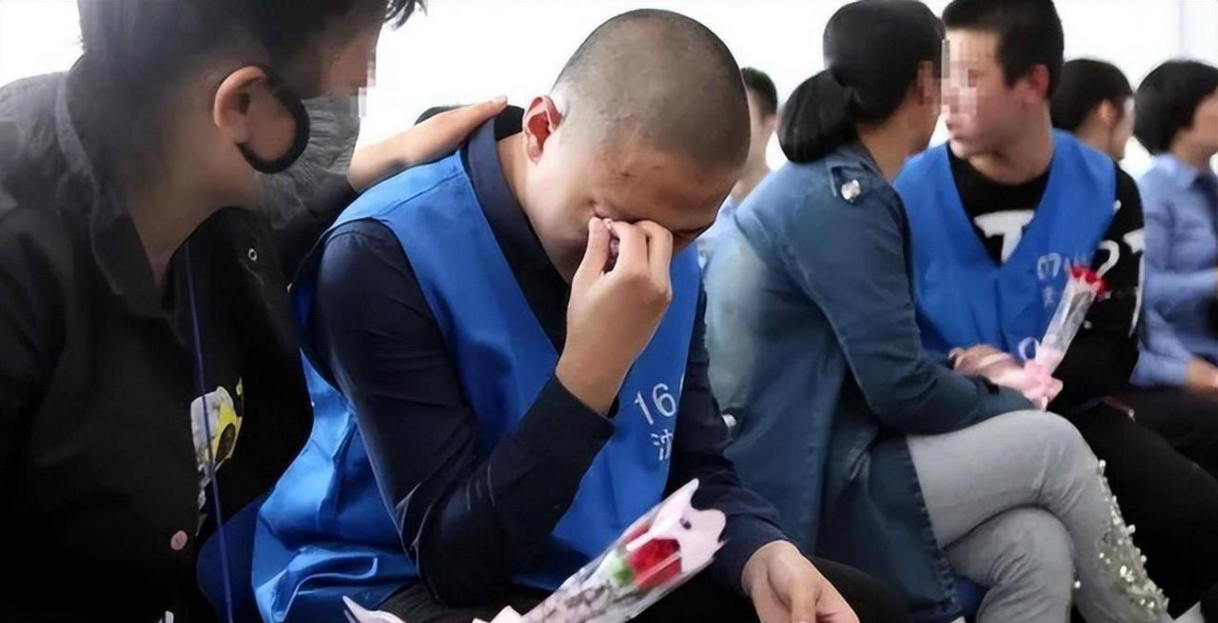 "内蒙古监狱提审一位被关押两年的广东男子,当被问到所犯何罪时,该