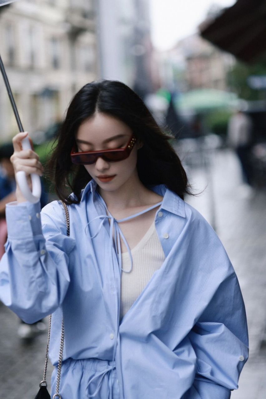 倪妮今日看秀造型,美得轻松不费力!