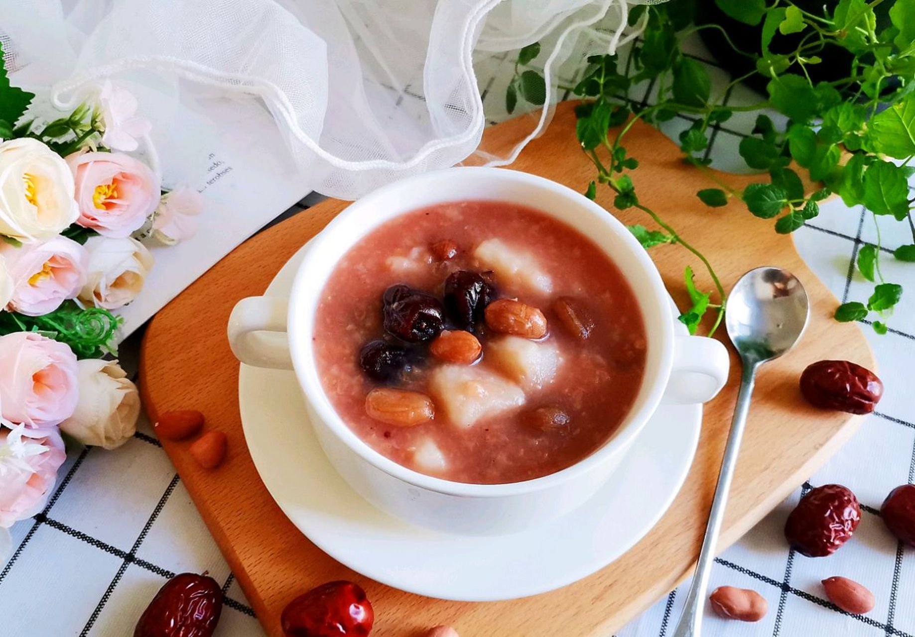 红枣花生香芋粥 今天煮了一锅红枣花生芋头粥,美容养颜补气血,芋头粉