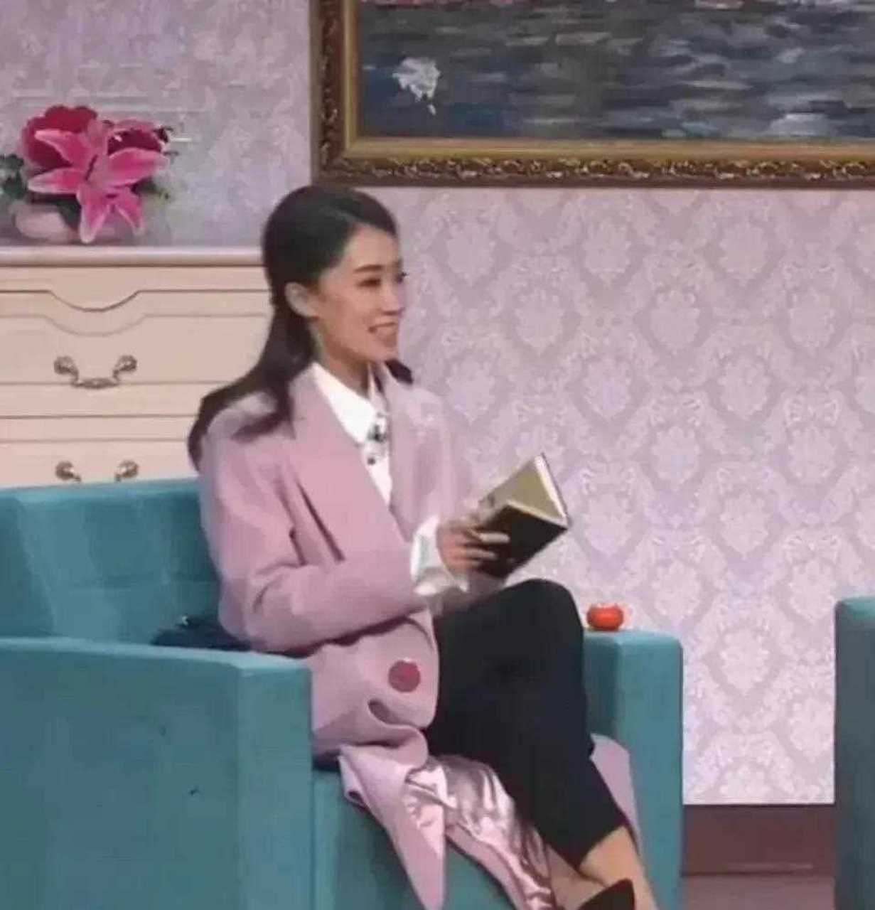 杨幂和张小斐这坐姿非常独特了,两个腿盘成麻花状也是厉害了,这个柔韧