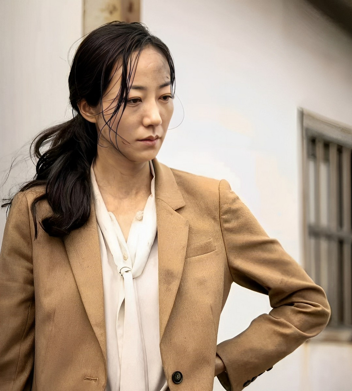 韩雪的新电影剧照出来了,她脸上满是灰尘和疲惫,她现在走的是绿色路线