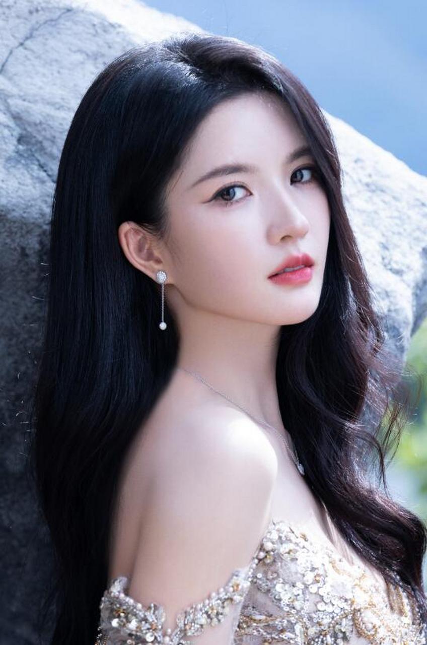 性感迷人的甜美少女#刘些宁# 身穿镶钻抹胸礼裙,香艳迷人的水能肌肤