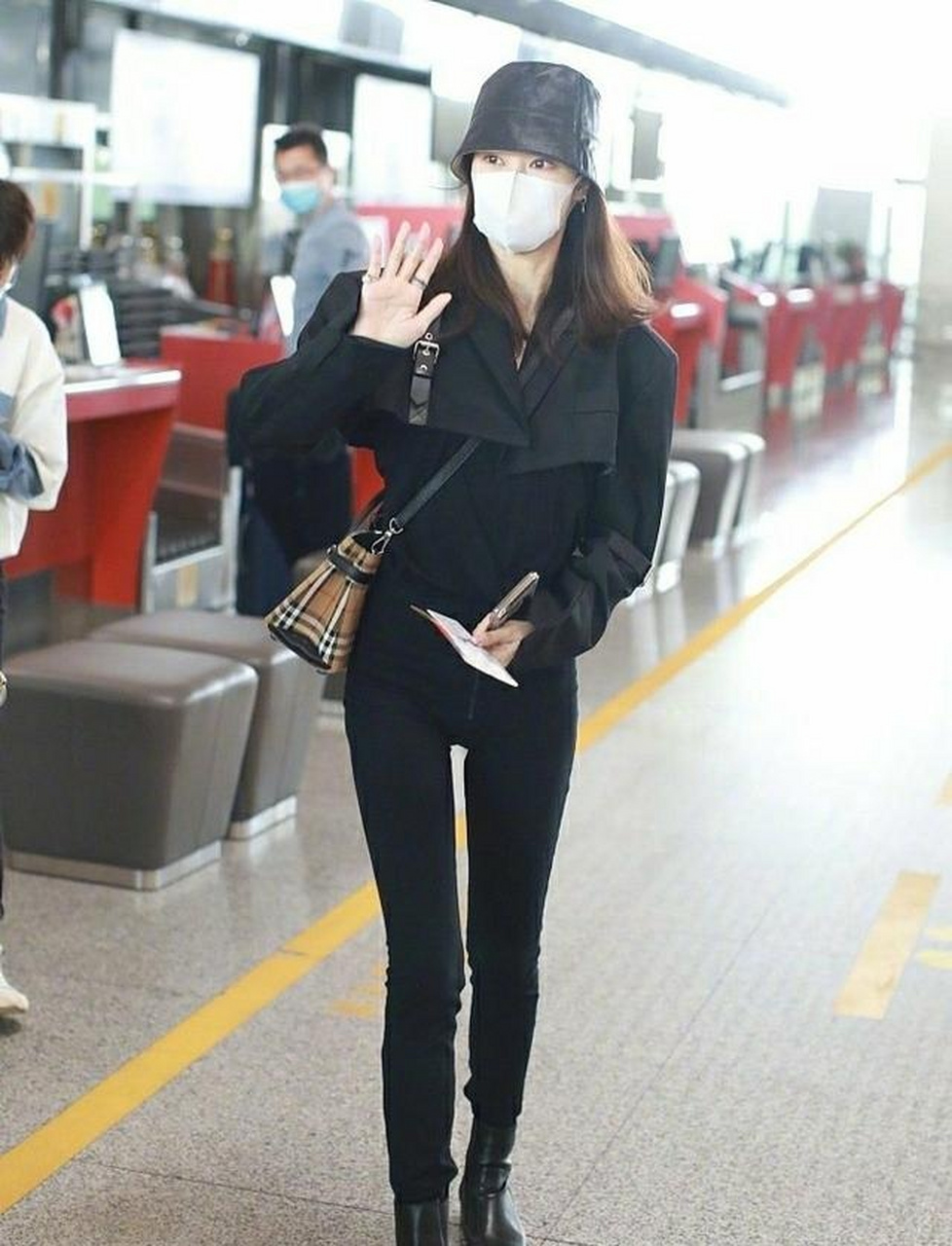 上面说到了郁可唯的腿是又长又直的,这一套下面配一条紧身的牛仔裤,也