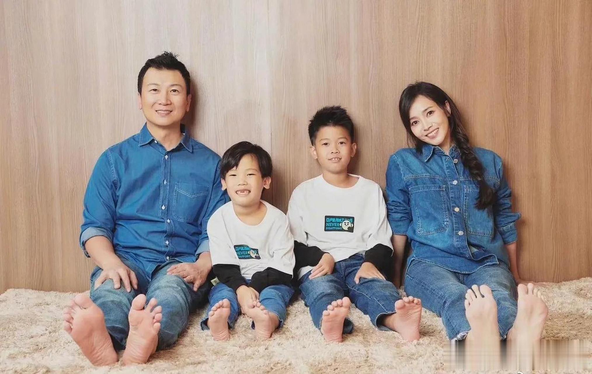 侯佩岑分享一家四口合影照,并感谢老公的陪伴和包容.