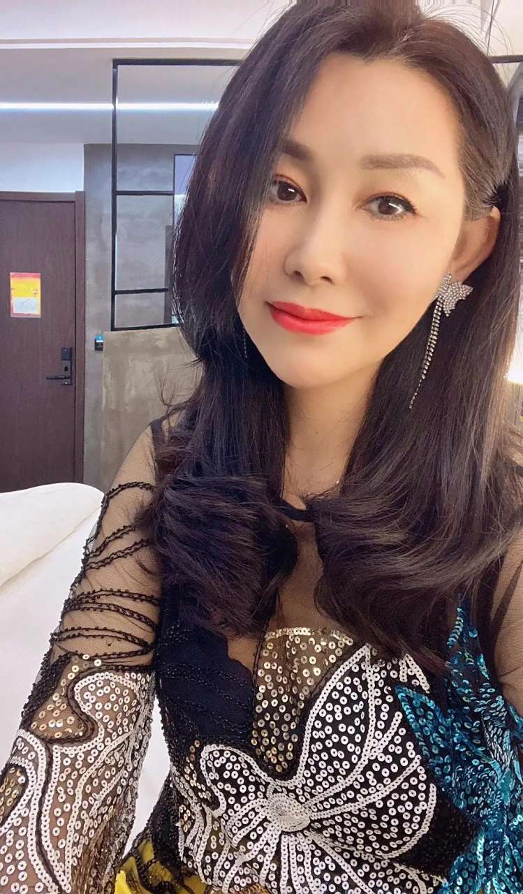 美丽阿姨 四十多岁成熟美丽的阿姨,今天去做了头发很漂亮,不过经常把