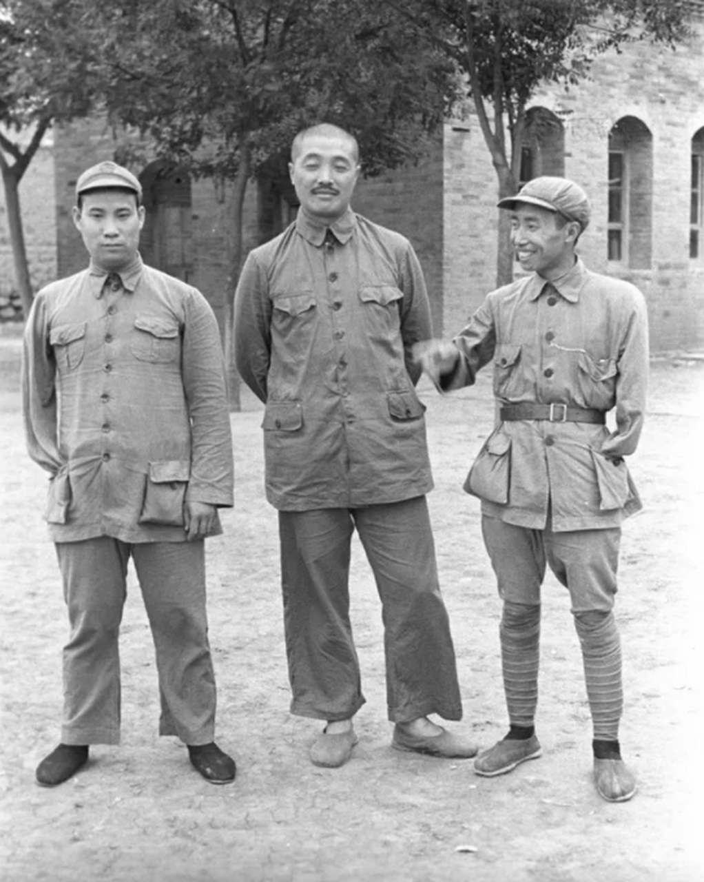 1935年11月,贺龙带领红2,红6军团开始长征,他的爱将贺炳炎亲率红2军团