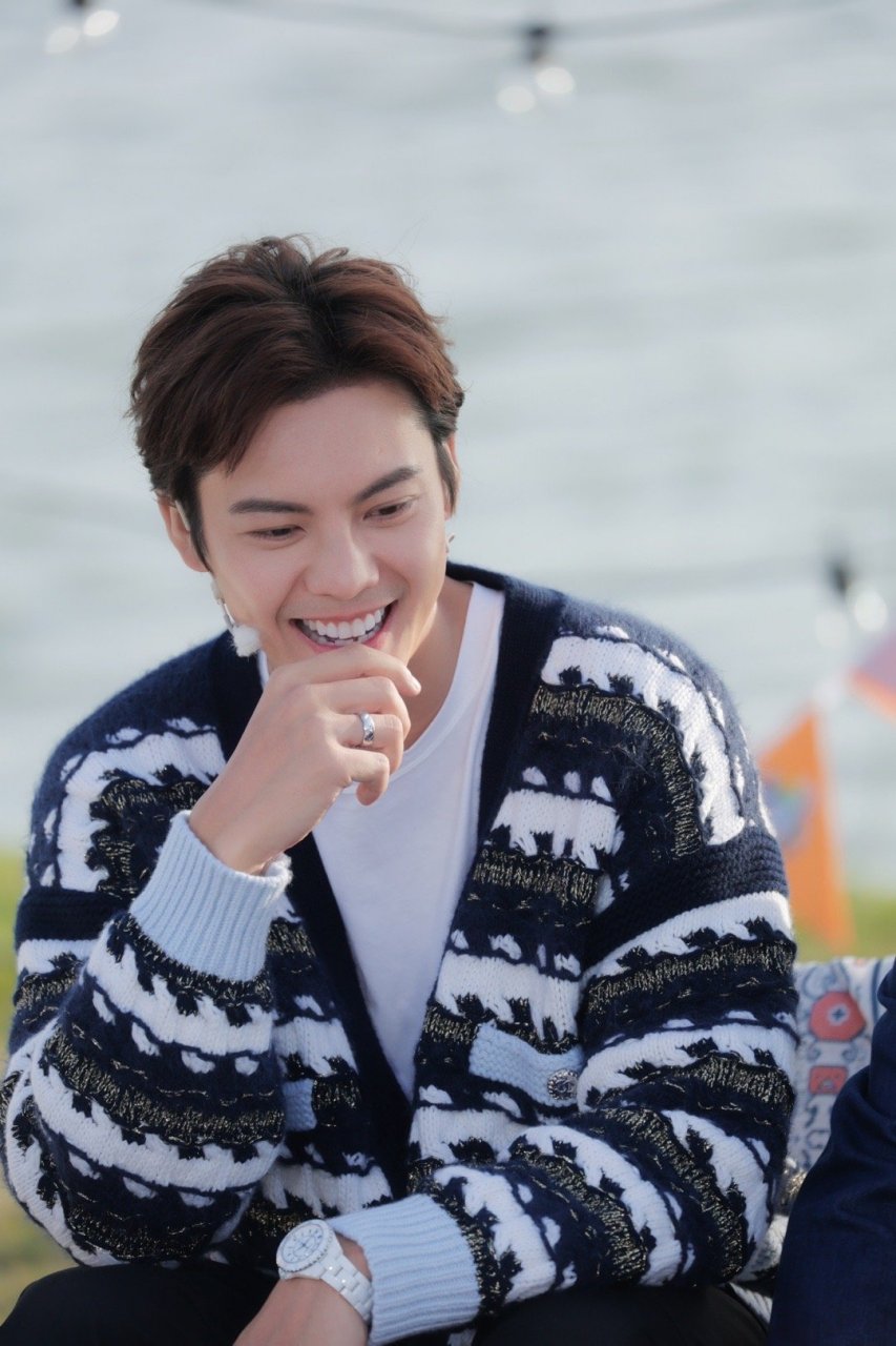 陈伟霆 《一起露营吧2》发布会现场照,镜头下的状态也很好,造型和审美