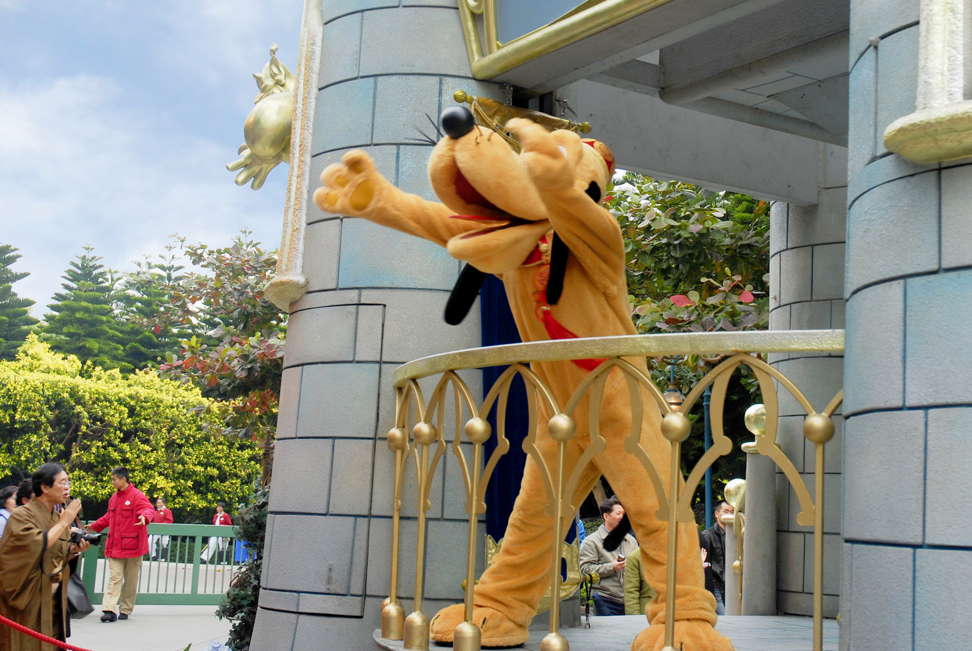 成都迪士尼# 迪士尼乐园将入驻成都龙泉驿区?官方辟谣:假消息!