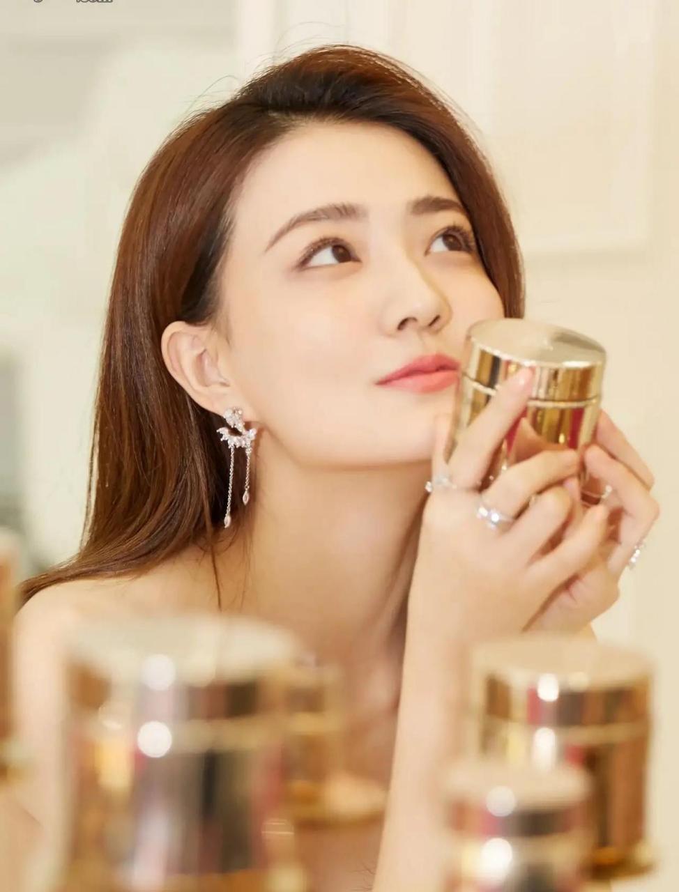 徐璐橘色薄纱低胸礼服,优雅迷人,身材完美无瑕,好看