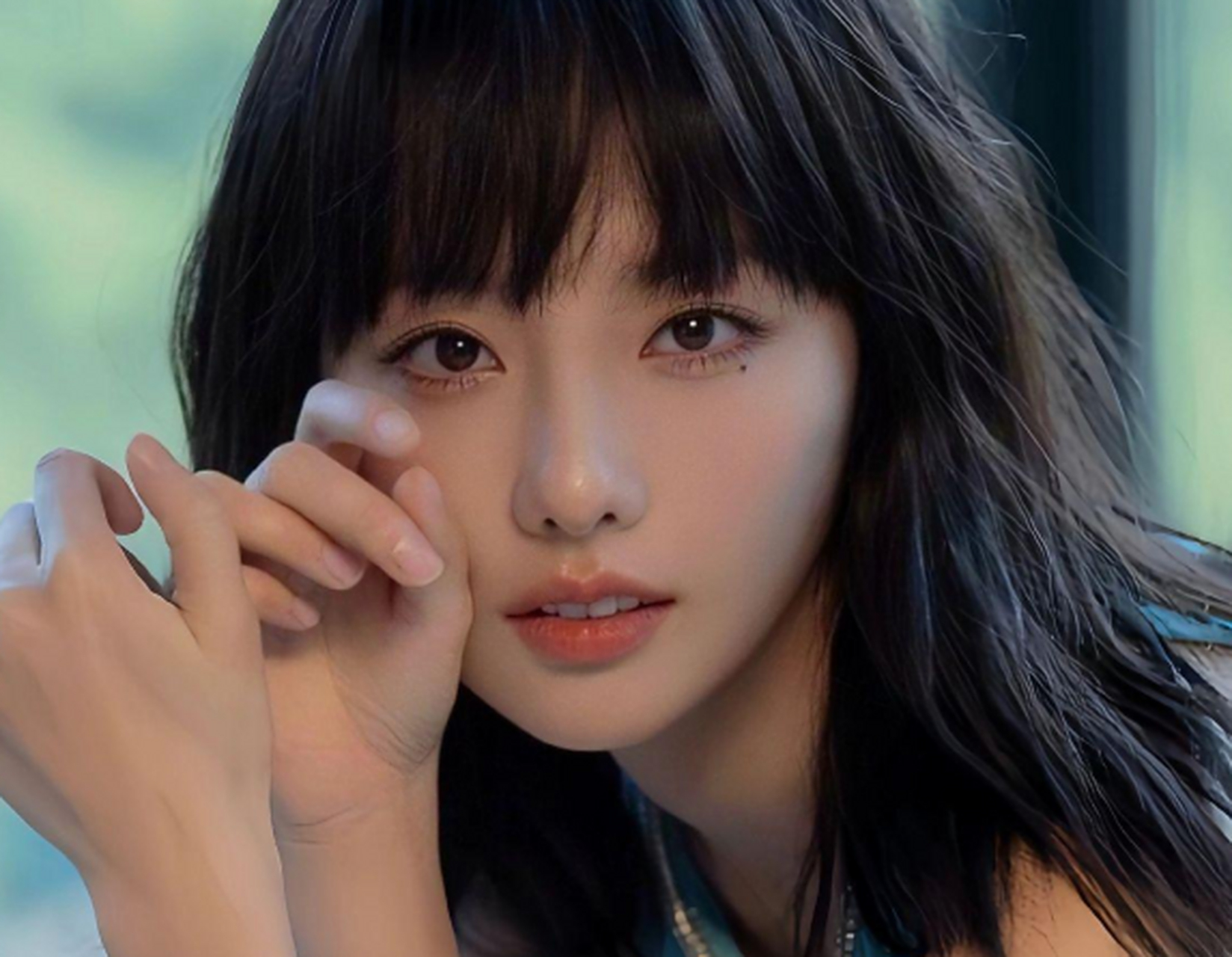 盯着这张图看,感觉会陷进去,张佳妮那颗痣确实神来之笔!