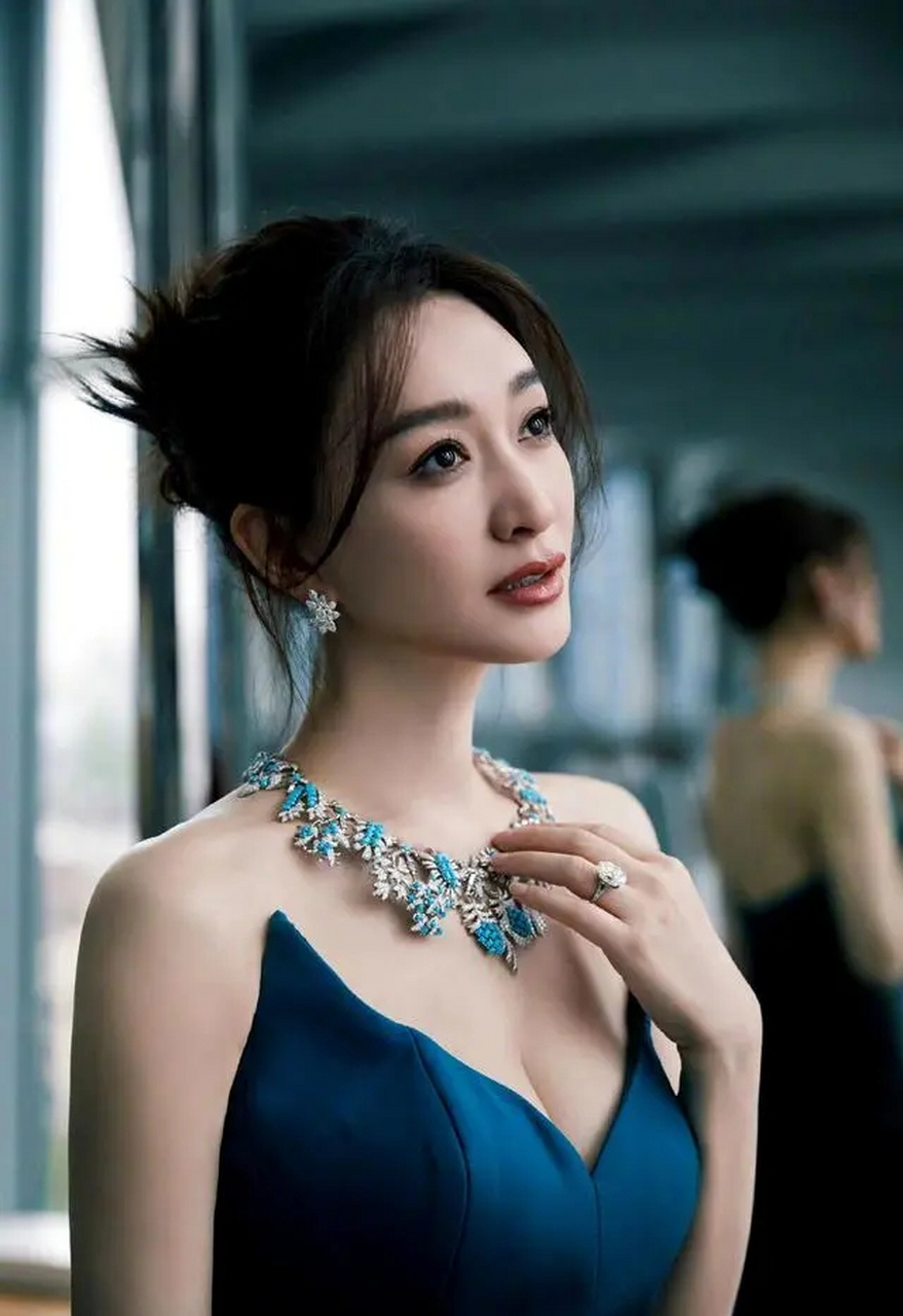 李小冉出席活动,穿一条蓝色渐变抹胸长裙,优雅大方又迷人!