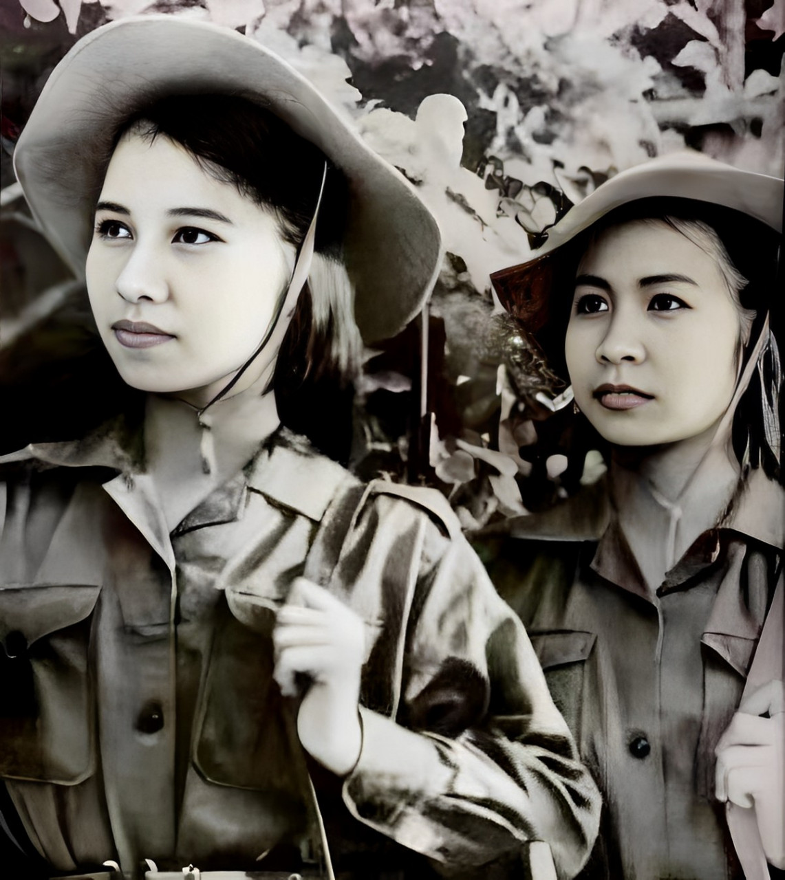 1959年,在战场上,一名美国士兵俘虏拿着一把越南的女兵.