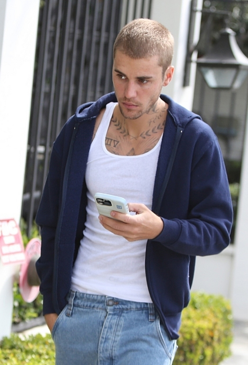 贾斯汀·比伯与好友聚餐 轻松驾驭寸头造型潮酷十足