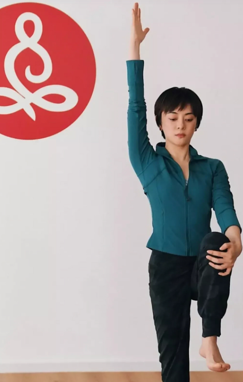 著名女明星孙俪晒性感瑜伽照!