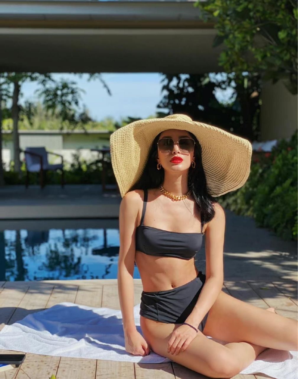 杨采钰.泳装美照,肤色健康,身材完美