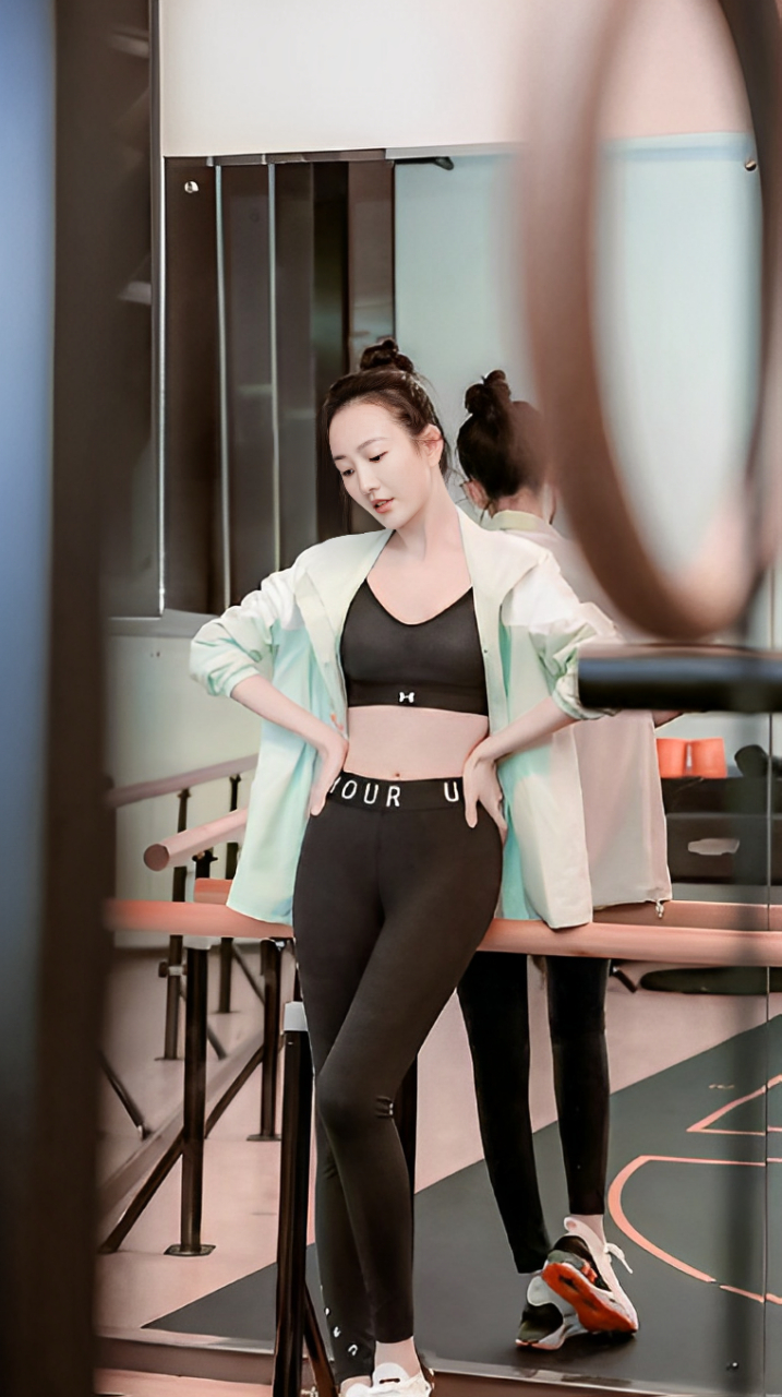 穿瑜伽服秀细腰长腿!  王鸥在圈内一直以其良好的形象而闻名!