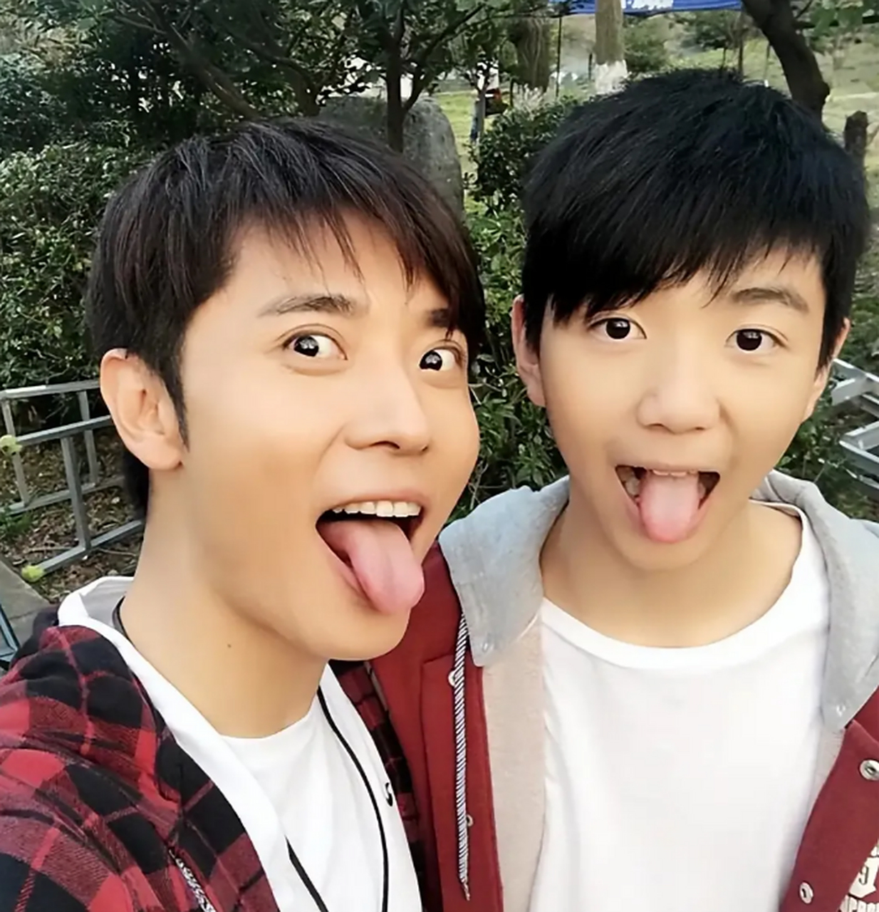 不管咋样,张丹峰把张镐濂养得阳光帅气,他从小得到了满满的父爱.