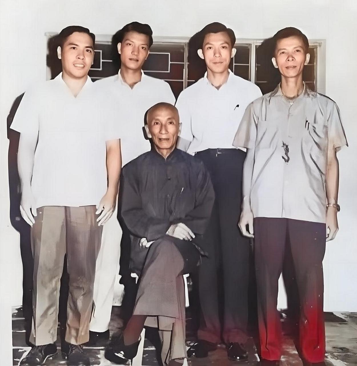 这是叶问和四个弟子的一张罕见合影,照片中分别是:何金铭,二儿子叶正