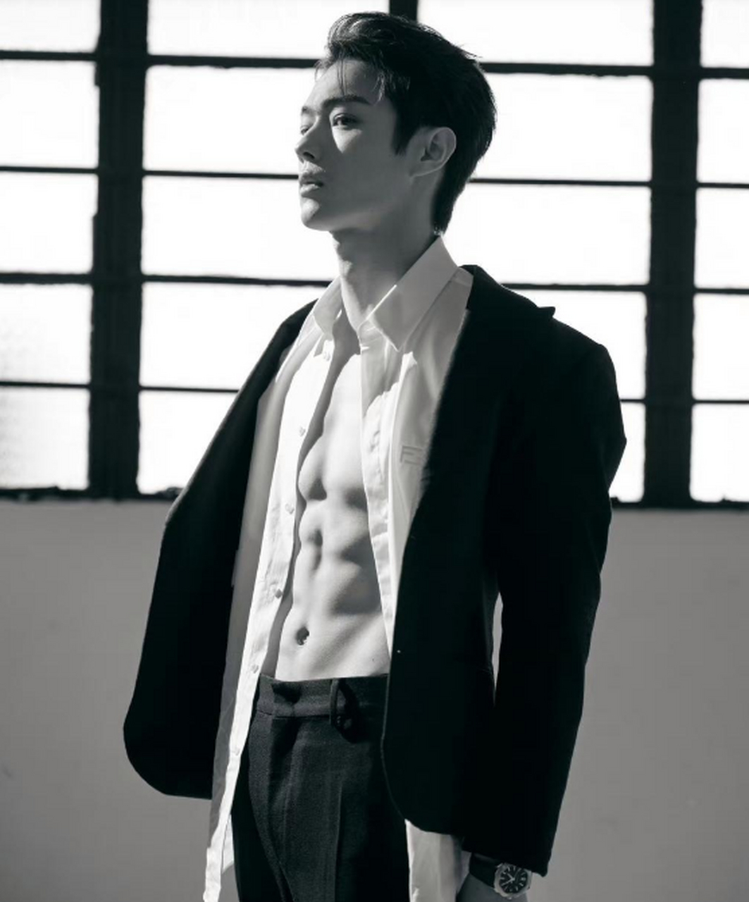 许凯晒健身成果太亮眼,八块腹肌是多少男艺人羡慕不来的!