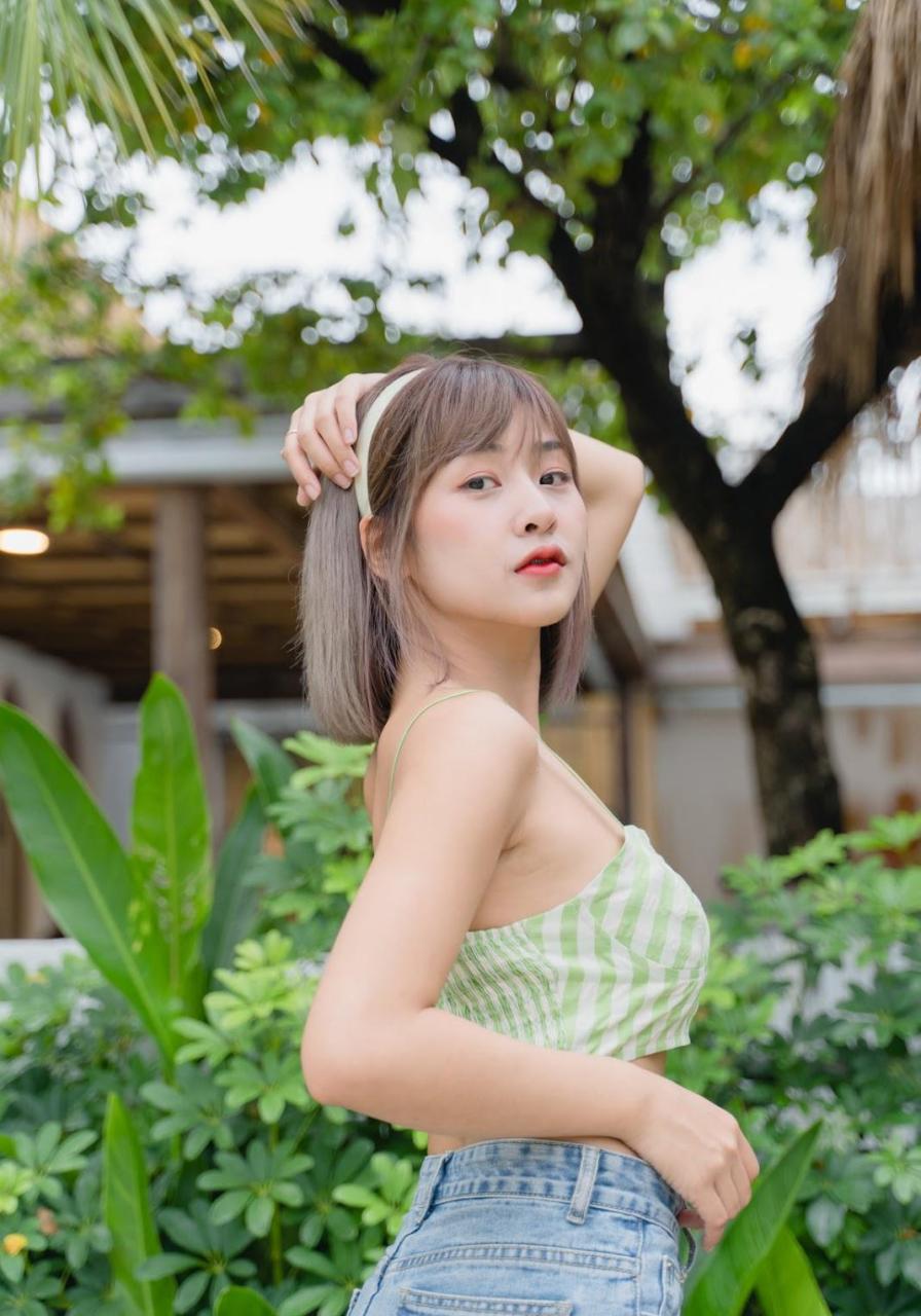 穿搭清新靓丽的青春女生,虽然长得不算漂亮,但让人觉得活泼又可爱