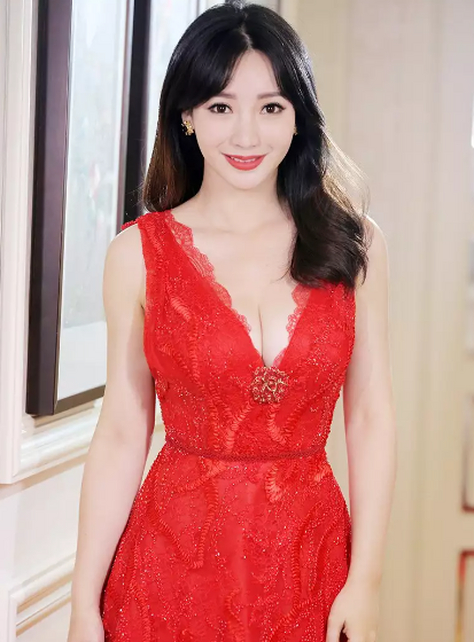 柳岩终于把丰满的身材藏起来,穿红色连衣裙配羊毛卷,反而更高级