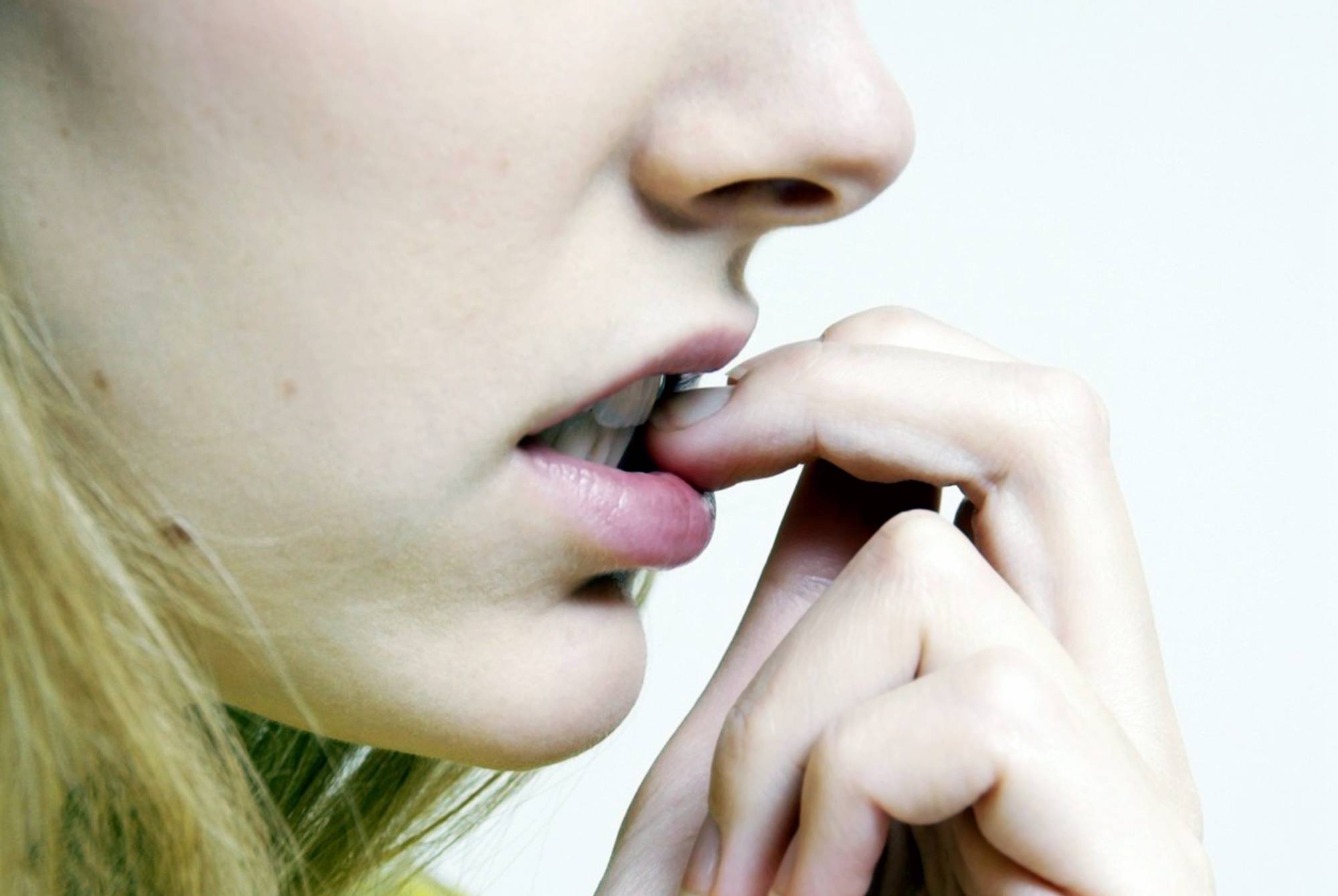 如果不分场合地反复咬指甲,明知不应该做但又控制不住,以致指甲有明显