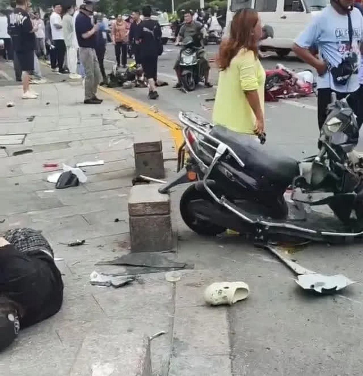 之前大连发生过宝马撞人的案例,随后广州也发生过宝马撞人的案例.